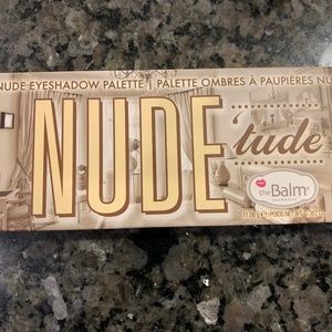 NUDE EYESHADOW PALETTE